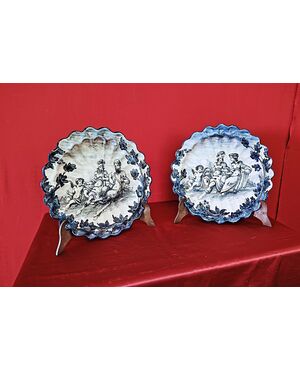 Coppia di piatti in ceramica dipinti