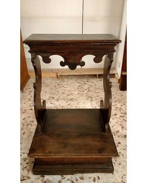 Italian walnut prie-dieu from the 1700s