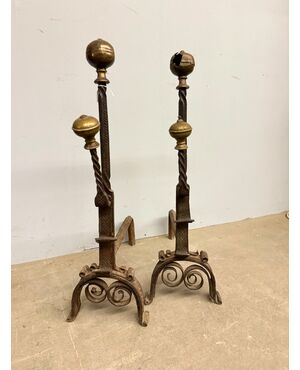Antica coppia di alari in ferro battuto e bronzo XVII sec, 74x22x44cm