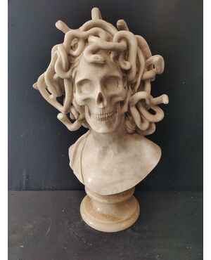 Bellissimo busto a tuttotondo in marmo di Carrara - Medusa con volto di Teschio - H 66 cm