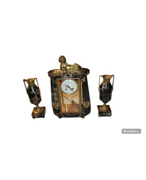 Art Deco style marble table clock triptych with 2 vases from the early 1900s
