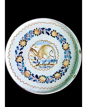 Majolica plate with a roundel depicting a hare. Vietri manufacture.