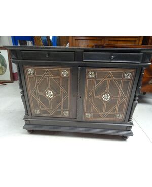 Credenza ebanizzata e intarsiata con materiali pregiati Napoleone III Francia