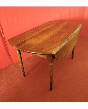 Folding table with flaps