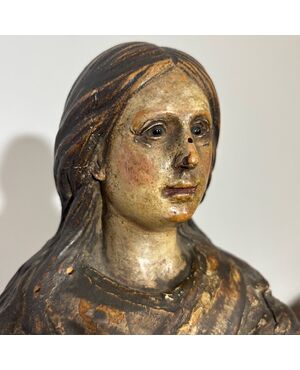 Antique polychrome wooden sculpture of the Virgin, 17th century. H 46 cm.