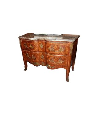 Superbo cassettone di inizio 1800 Francese stile Luigi XV in bois de rose con marmo e ricche applicazioni in bronzo dorato