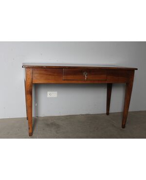 Antico tavolo scrittoio in noce Luigi XVI fine 700 restaurato . Mis 136 x 64 . h 79