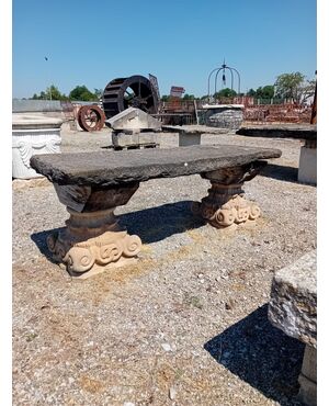 Tavolo in pietra con capitelli