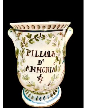 Majolica pill jar with floral decorations. Ferniani manufacture, Faenza.