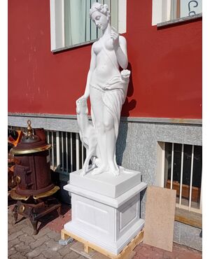 Statua in marmo con basamento