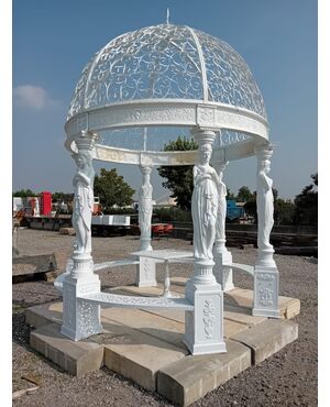 Gazebo con statue in ghisa