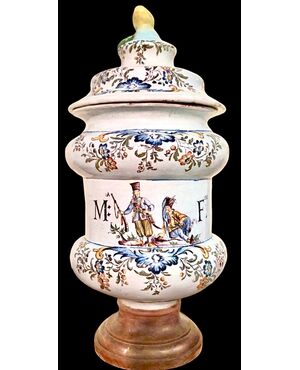 Large majolica albarello mustard pot decorated with two soldiers and stylized rocaille and floral motifs. Marinoni manufacture, Angarano.