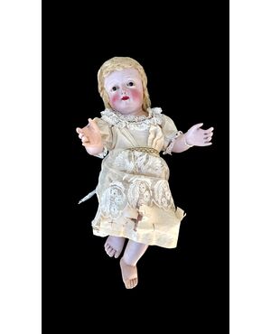 Polychrome wooden sculpture depicting the baby Jesus.