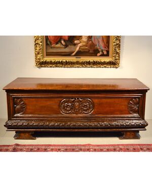 Walnut wood chest, Northern Italy (Bergamo) 17th century