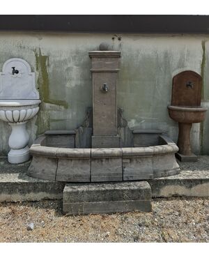 Fontana in pietra da muro
