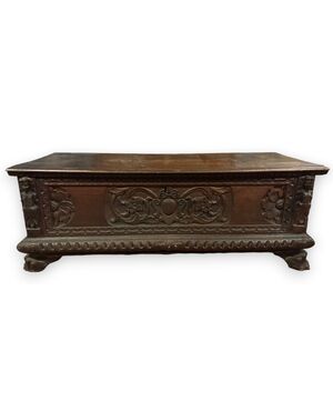 PANC166 - Cassapanca in noce, con piedi a zampa di leone, epoca '500, misure cm L 155 x H 57 x P 60