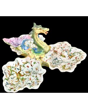 Trilobed majolica centerpiece with dragon figure. Minghetti manufacture. Bologna.