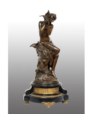 Scultura antica in bronzo patinato firmata "Math Moreau" poggiante su base girevole.Francia XIX secolo.