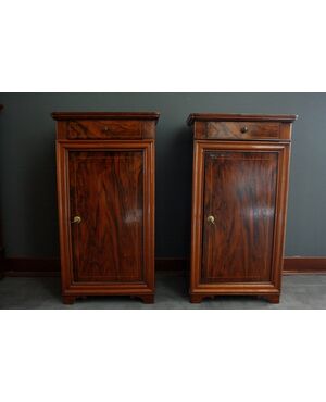 Pair of French Charles X style bedside tables from the 1800s in flamed walnut with marble top