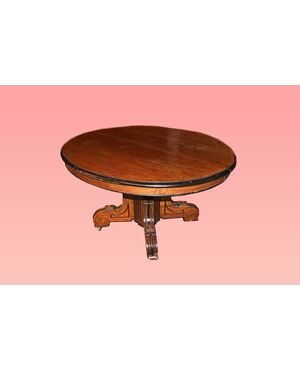 Tavolo ovale allungabile francese del Luigi Filippo del 1800 in legno di noce con bordo ebanizzato