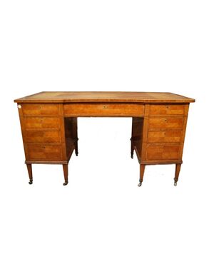 Mid-1800s Victorian English desk in citron wood with leather top