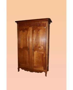 Grande armadio francese stile provenzale di fine 1700 in legno di ciliegio