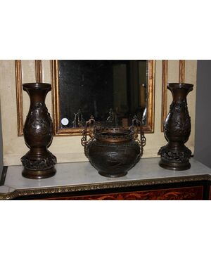 Triptych composed of 3 Chinese bronze vases from the 1800s depicting scenes with beasts and landscape