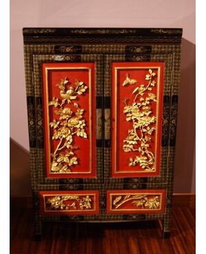 Small Chinese cabinet richly decorated with floral motifs