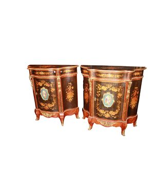 Coppia di preziosi credenzini piccoli servant stile Luigi XV in legno riccamente intarsiati con medaglione in porcellana Sevres