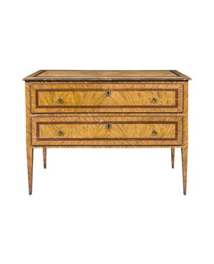 Chest of drawers in lacquered wood painted with faux burr. Tuscany, late 18th century.