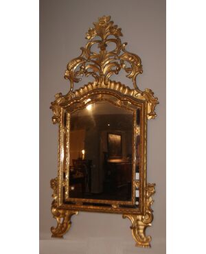 Spectacular Italian mirror from the 1700s, gilded with gold leaf
