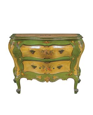 Cassettone in legno laccato e dipinto. Venezia, inizi XX secolo.