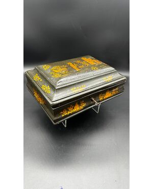Lacquered box with golden Chinoiserie decorations – 18th century