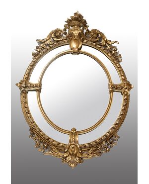 Specchiera antica a medaglione Napoleone III Francese in legno dorato e intagliato. Periodo XIX secolo.