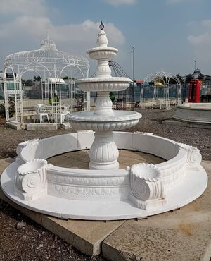 Fontana in marmo bianco