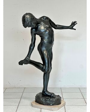 Fanciullo morso da un granchio . Bronzo. Altezza 103 cm
