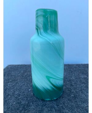 Vasetto in vetro verde con ‘pettinature’lattimo.Murano