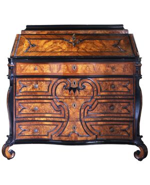 Slant-front desk veneered in wood and walnut burl with ebonized frames. Lombardy, 18th century