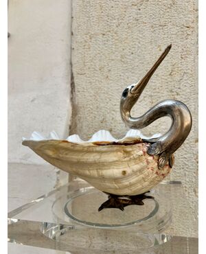 Scultura di uccello in argento e conchiglia