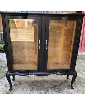 Lacquered display cabinet