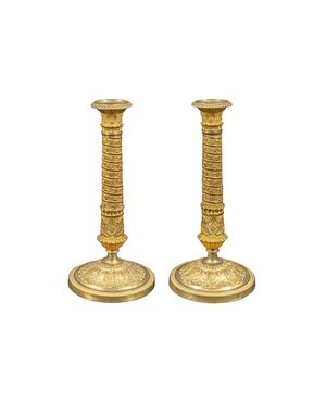 Coppia di candelieri in bronzo dorato. Parigi, inizi XIX secolo.