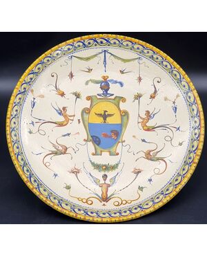 Grande piatto da parata in maiolica decorata a grottesche, con stemma nobiliare – Italia centra