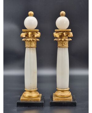 Coppia di eleganti colonne neoclassiche in alabastro e legno dorato, inizi XIX secolo