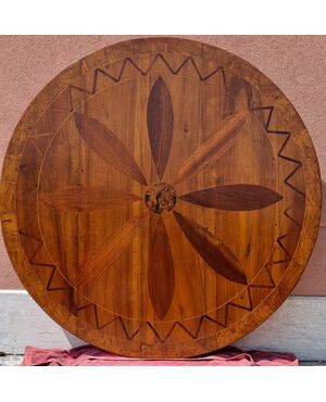 Round walnut center table with inlays, Veneto, Empire – Charles X period