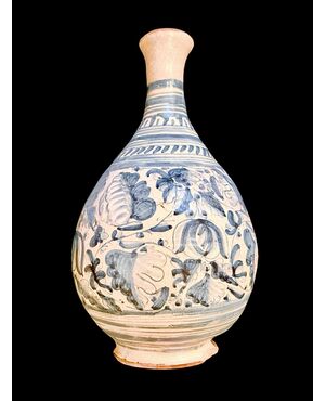 Majolica bottle with turquoise monochrome decoration depicting stylized plant motifs. Montelupo.