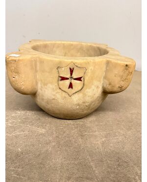 Antique large pharmacy mortar, Carrara marble with coat of arms of the Order of Malta, 17th century, 20x39cm