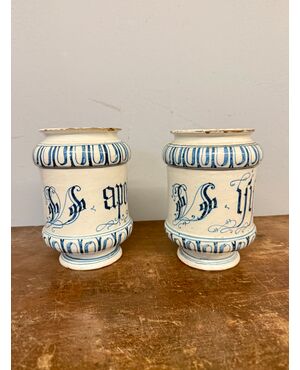 Antique pair of albarello pharmacy vases. Bassano 18th century, 20x14cm
