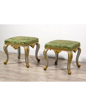 Coppia di sgabelli in legno intagliato, laccato e dorato, Epoca Barocchetto, Torino, metà del XVIII secolo