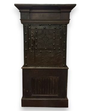 DARS686 - Antica cassaforte rivestita in ferro, epoca '700, misure cm L 95 x H 174 x P 5