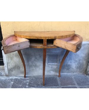 Piccola consolle in noce
